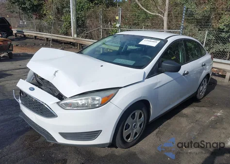 2016 Ford Focus S из США, поврежденный, VIN 1FADP3E24GL384517